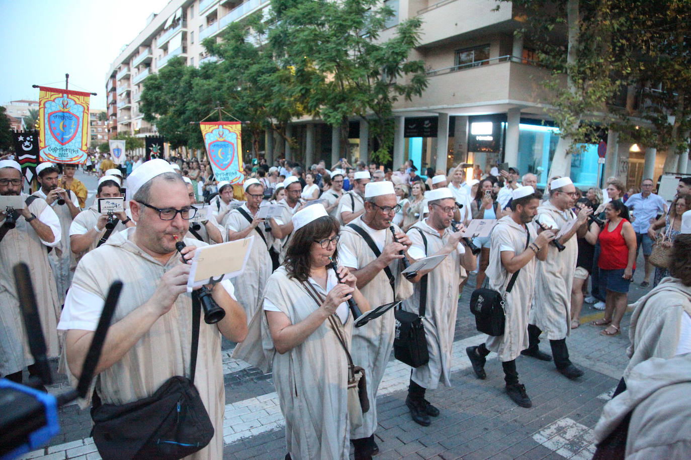 El Desfile de Gala de los Moros y Cristianos llena las calles de Dénia