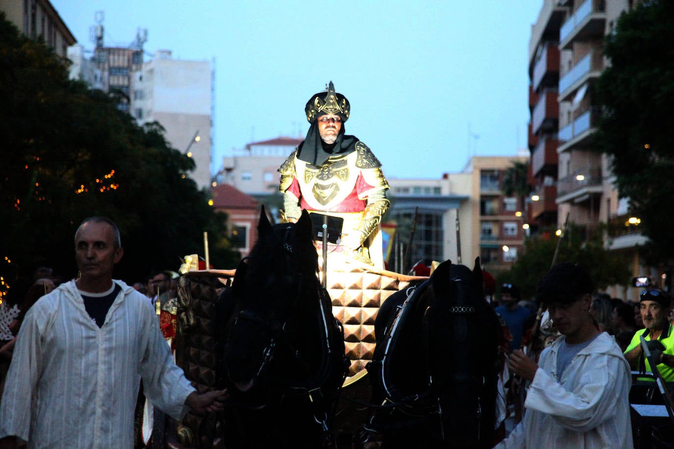 El Desfile de Gala de los Moros y Cristianos llena las calles de Dénia