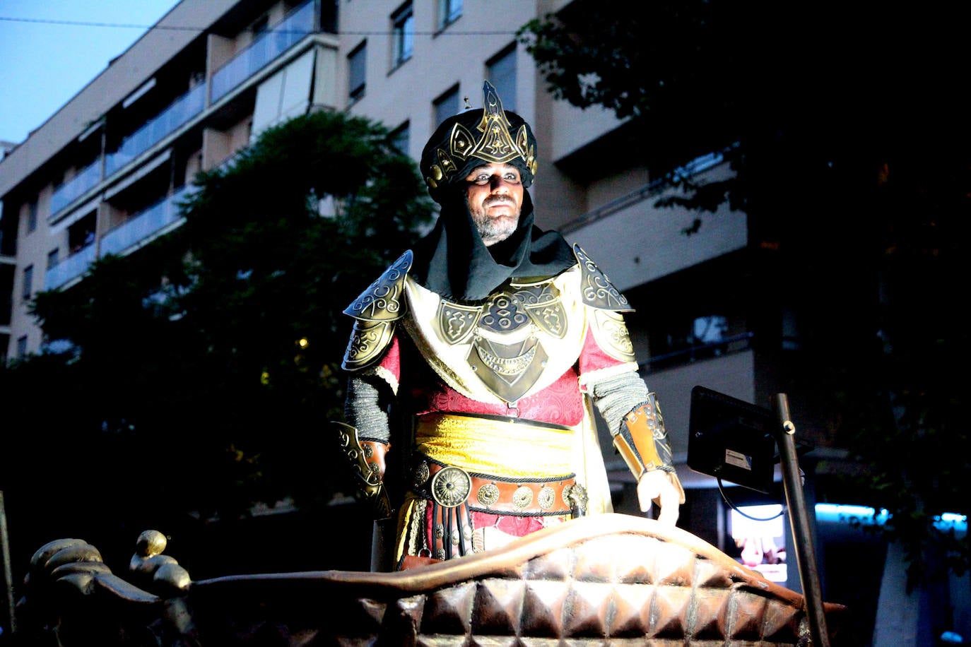 El Desfile de Gala de los Moros y Cristianos llena las calles de Dénia