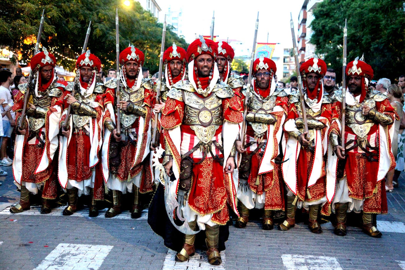 El Desfile de Gala de los Moros y Cristianos llena las calles de Dénia