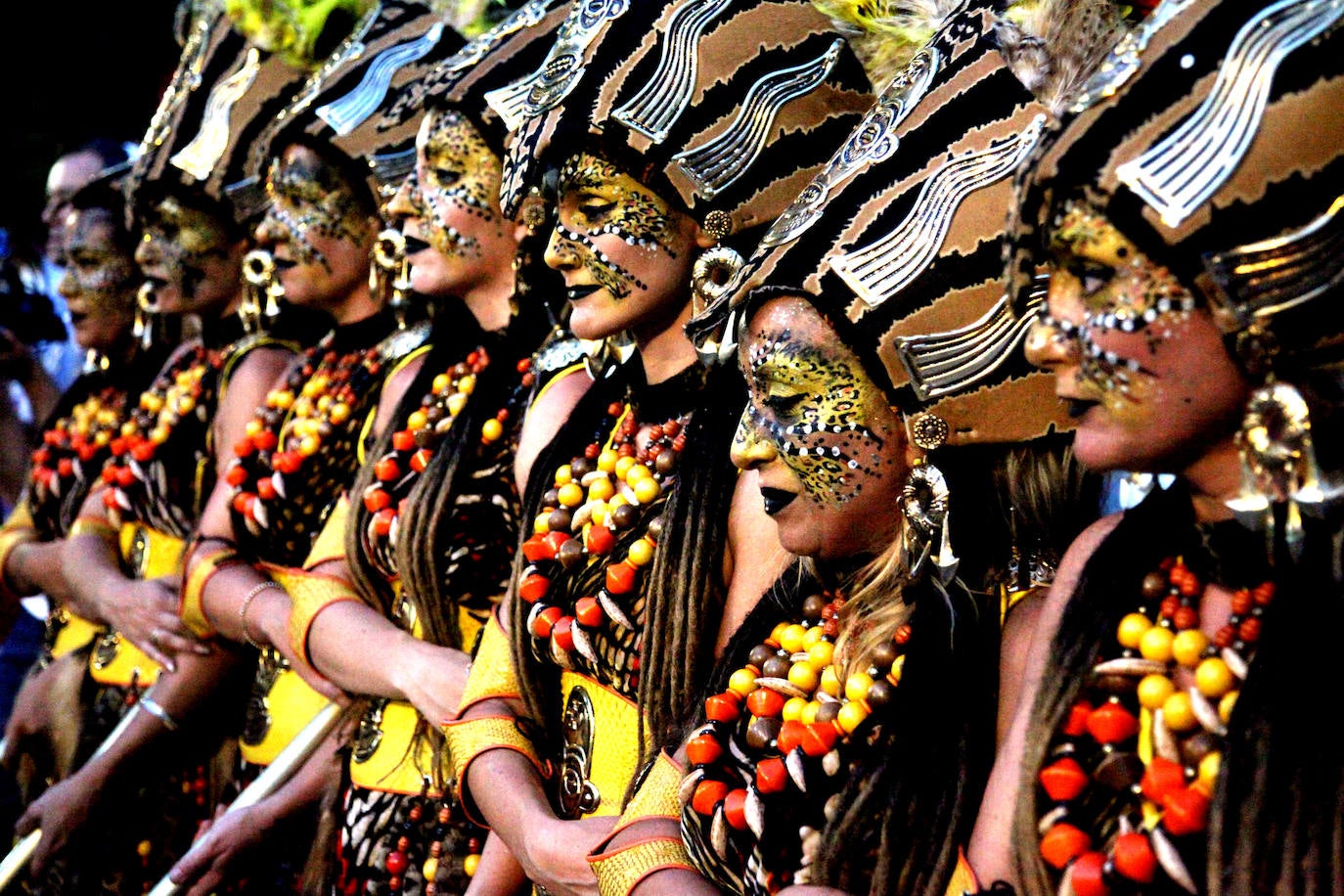 El Desfile de Gala de los Moros y Cristianos llena las calles de Dénia