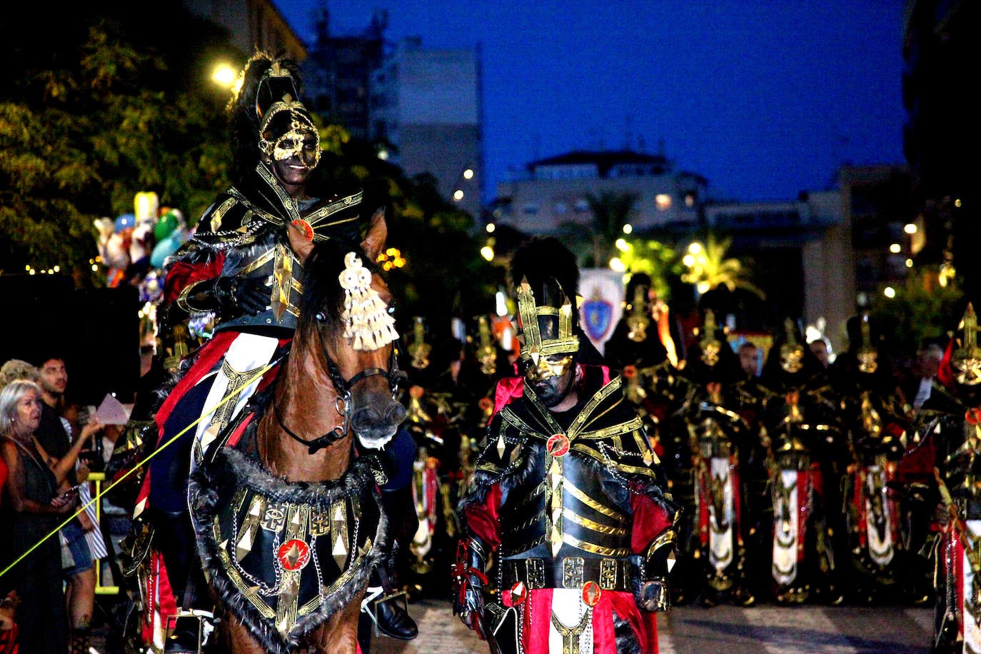 El Desfile de Gala de los Moros y Cristianos llena las calles de Dénia