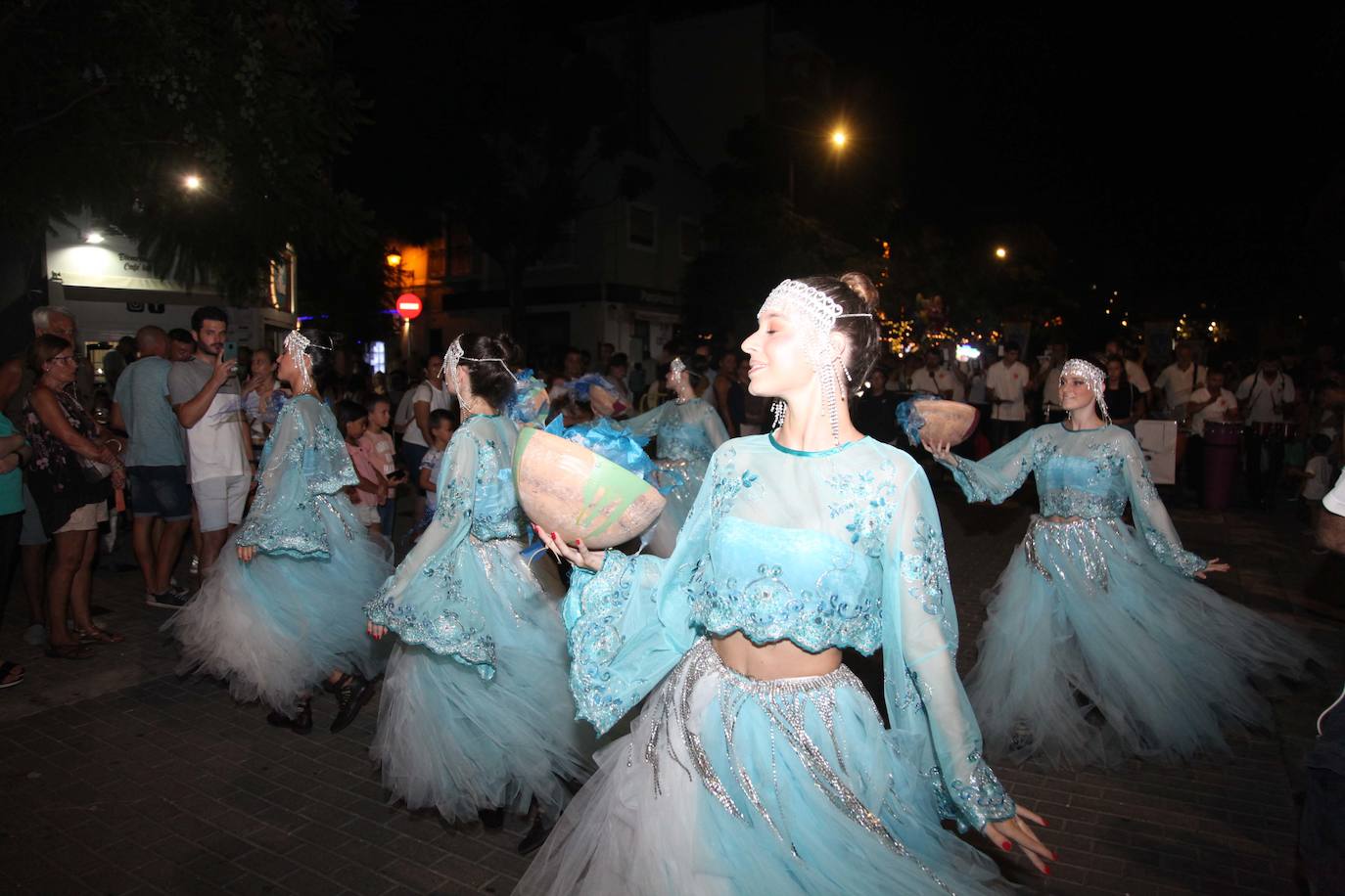 El Desfile de Gala de los Moros y Cristianos llena las calles de Dénia