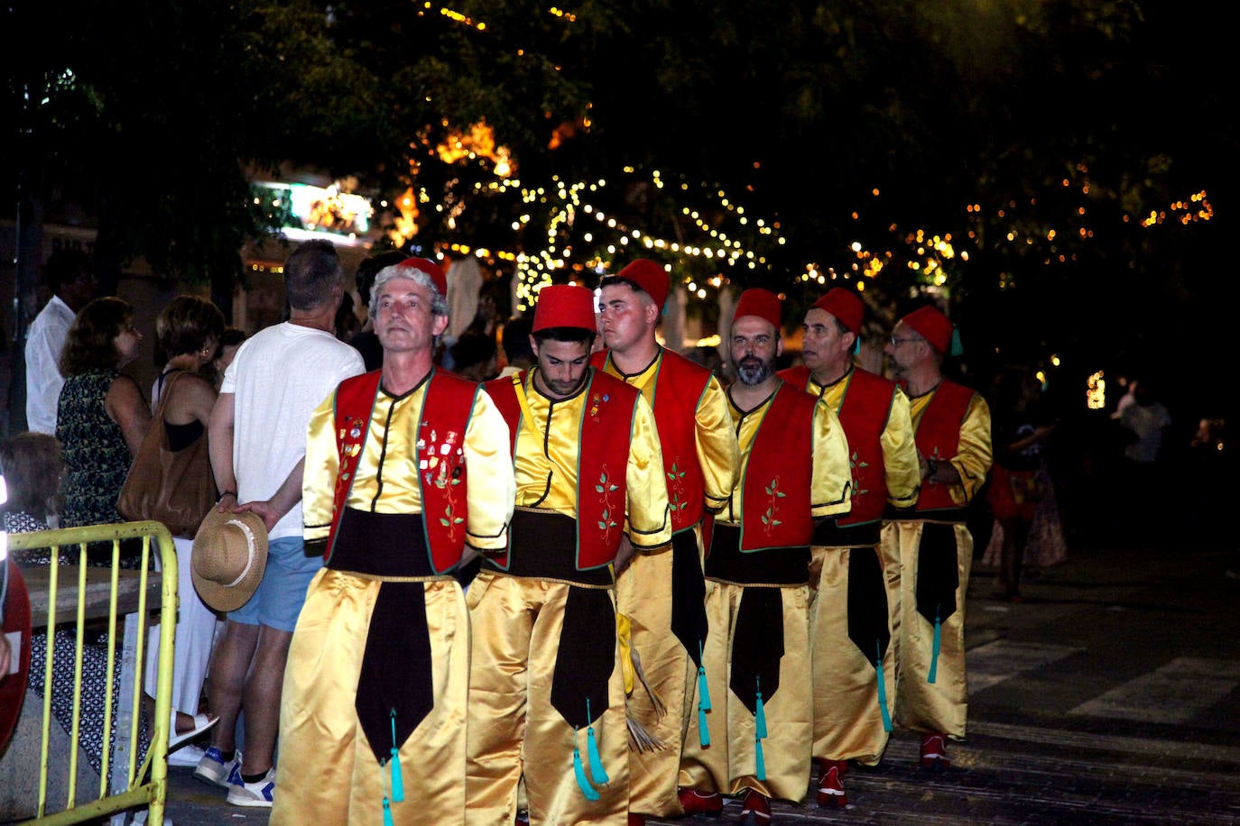 El Desfile de Gala de los Moros y Cristianos llena las calles de Dénia