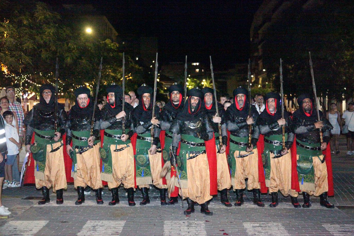 El Desfile de Gala de los Moros y Cristianos llena las calles de Dénia