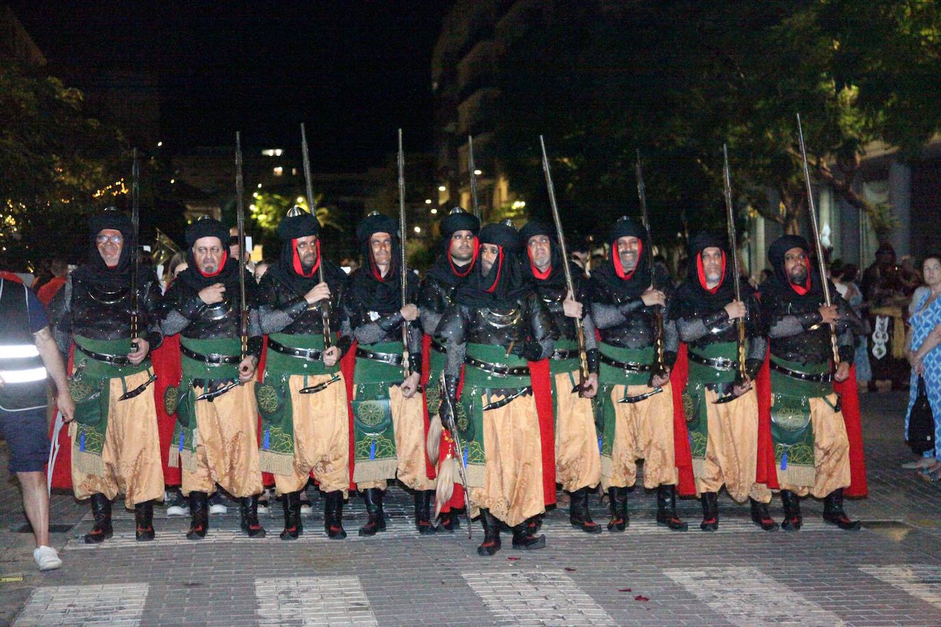 El Desfile de Gala de los Moros y Cristianos llena las calles de Dénia