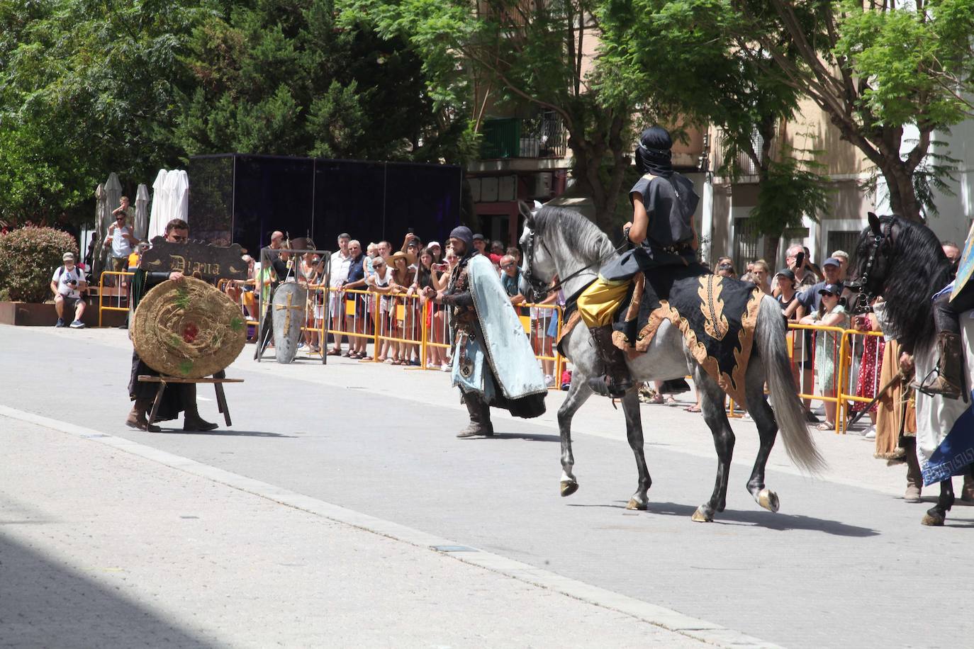 La batalla de arcabucería de los Moros y Cristianos llena Dénia de pólvora