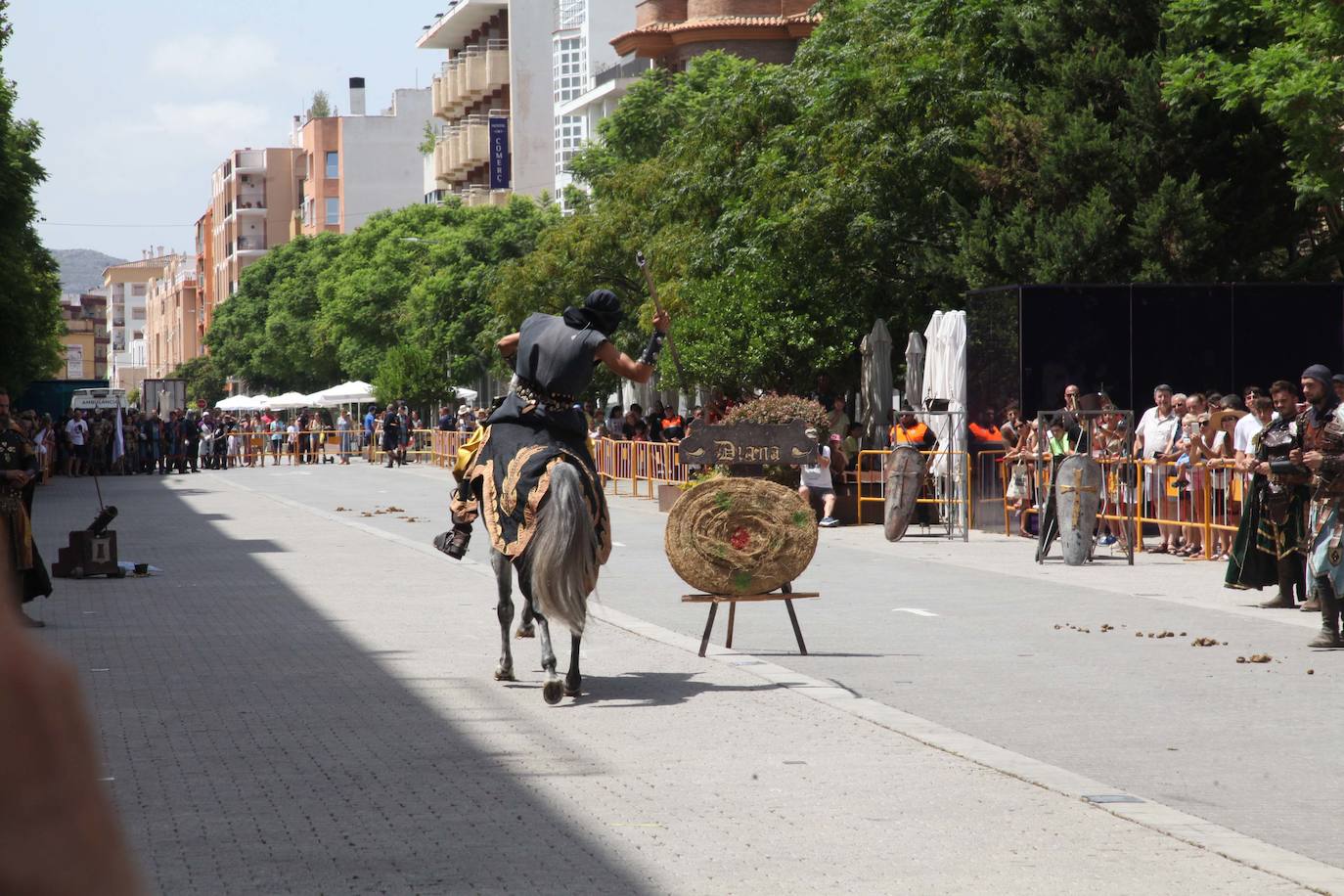 La batalla de arcabucería de los Moros y Cristianos llena Dénia de pólvora