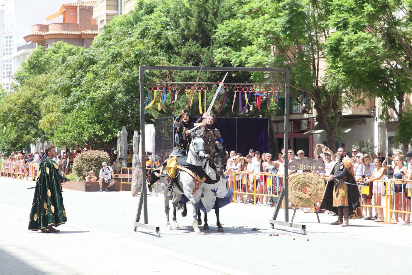 La batalla de arcabucería de los Moros y Cristianos llena Dénia de pólvora