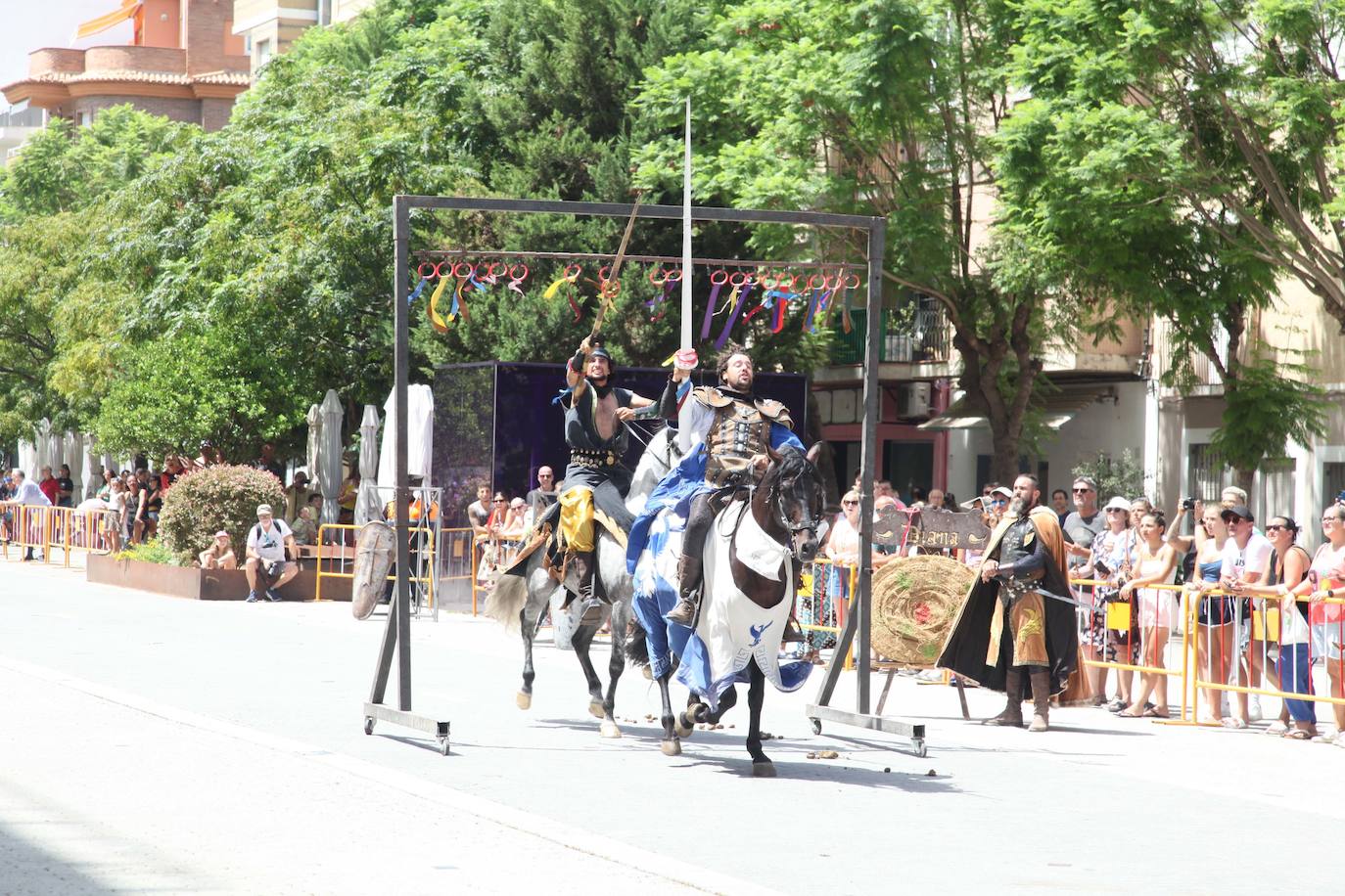 La batalla de arcabucería de los Moros y Cristianos llena Dénia de pólvora