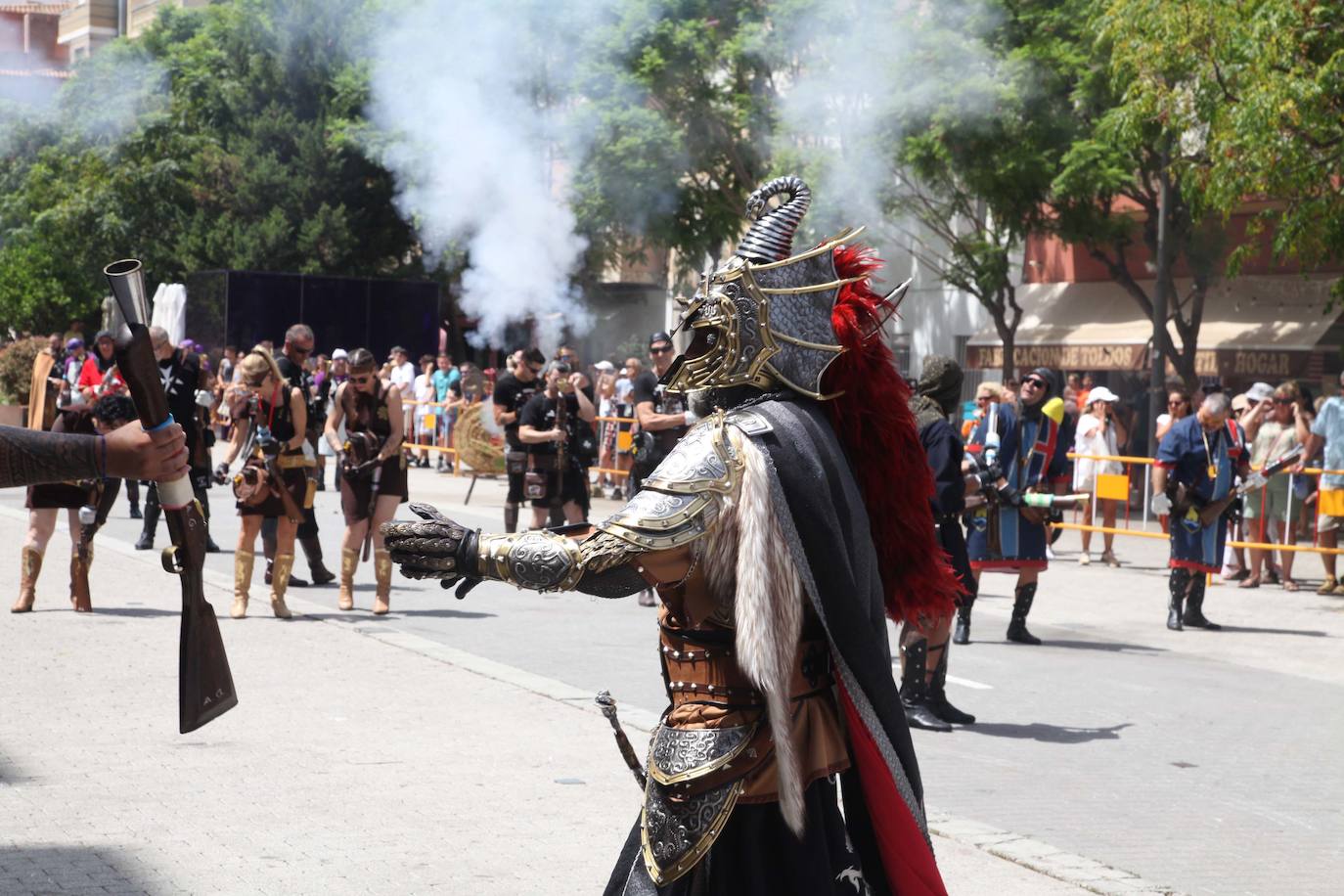 La batalla de arcabucería de los Moros y Cristianos llena Dénia de pólvora