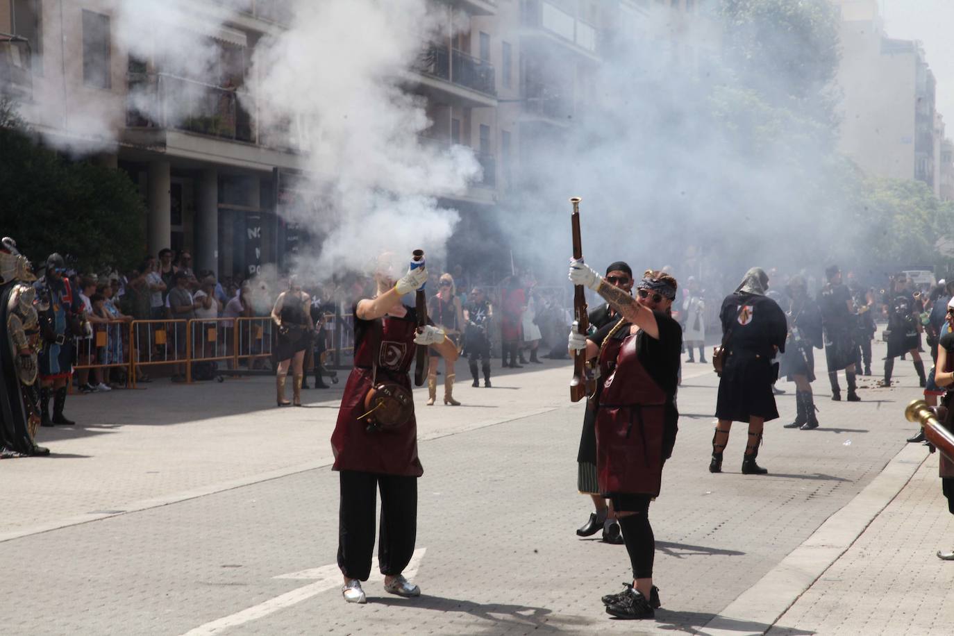La batalla de arcabucería de los Moros y Cristianos llena Dénia de pólvora