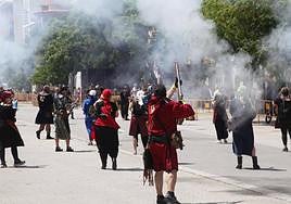 La batalla de arcabucería de los Moros y Cristianos llena Dénia de pólvora