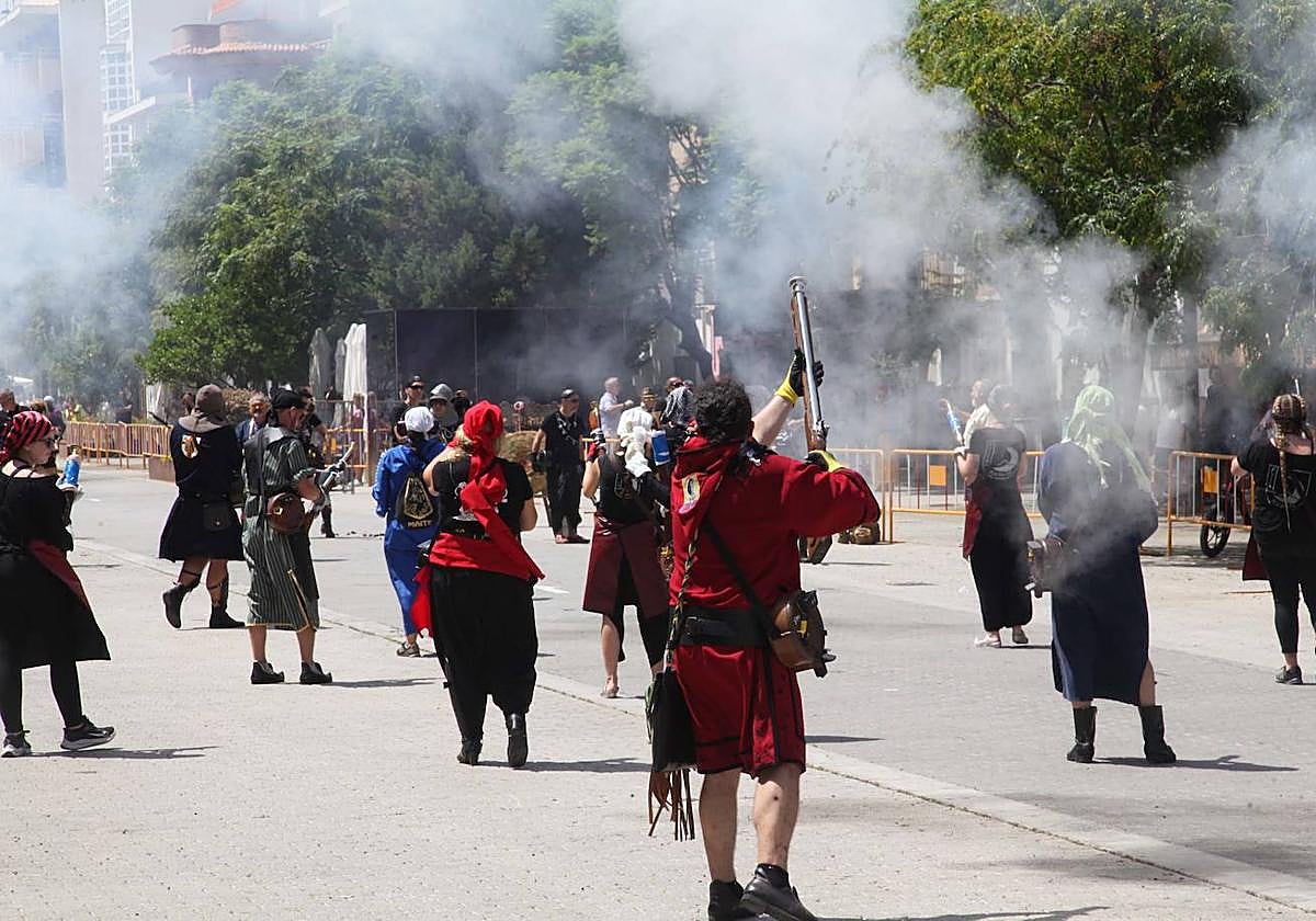 La batalla de arcabucería de los Moros y Cristianos llena Dénia de pólvora
