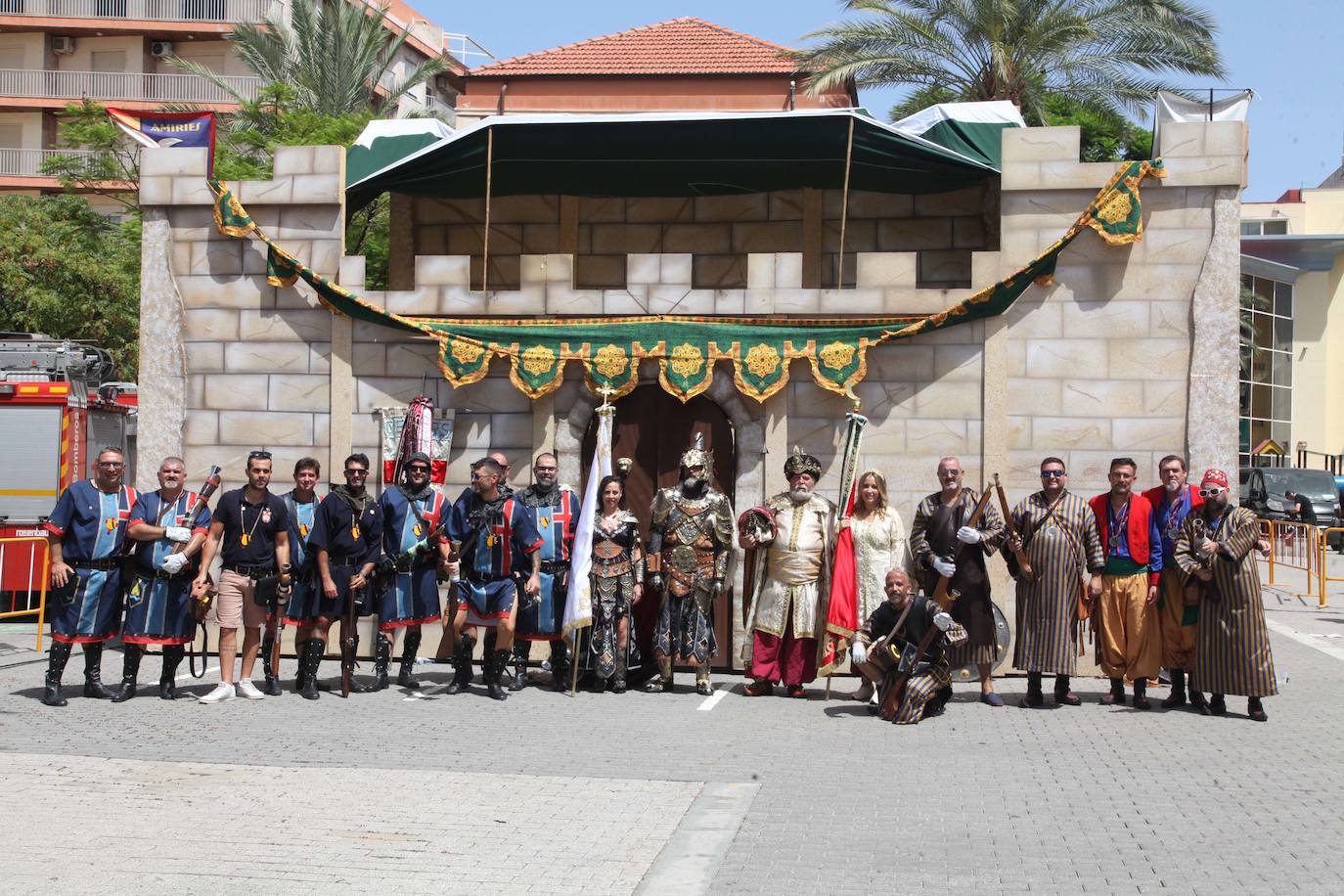 La batalla de arcabucería de los Moros y Cristianos llena Dénia de pólvora