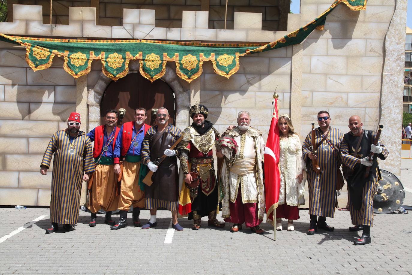 La batalla de arcabucería de los Moros y Cristianos llena Dénia de pólvora