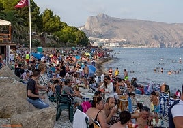 Miles de personas han llenado todos los destinos de la Costa Blanca en el puente