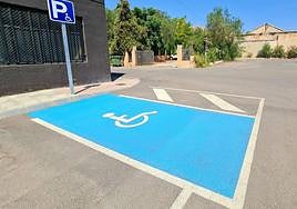 Una de las plazas de aparcamiento reservadas a personas con movilidad reducida en Elda.