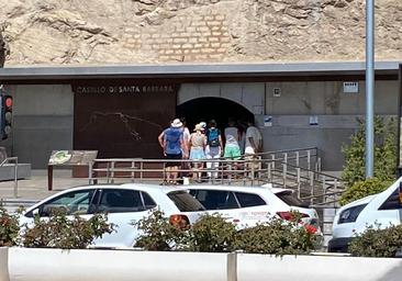 Alicante instalará toldos en el acceso al ascensor del castillo ante la llegada de cruceristas