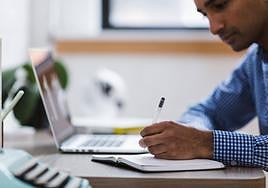 Un hombre escribiendo.