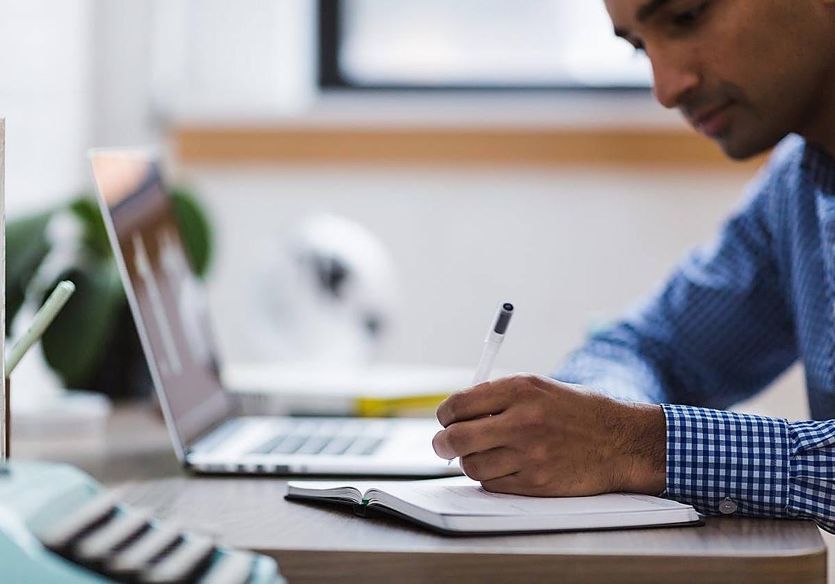Un hombre escribiendo.