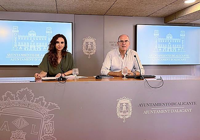 La coportavoz, Ana Poquet, y el portavoz del equipo de gobierno, Manuel Villar.