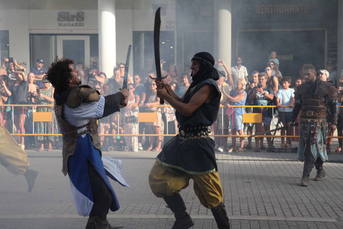 El Milagro de la Niebla y el castillo de fuegos artificiales despiden los Moros y Cristianos de Dénia