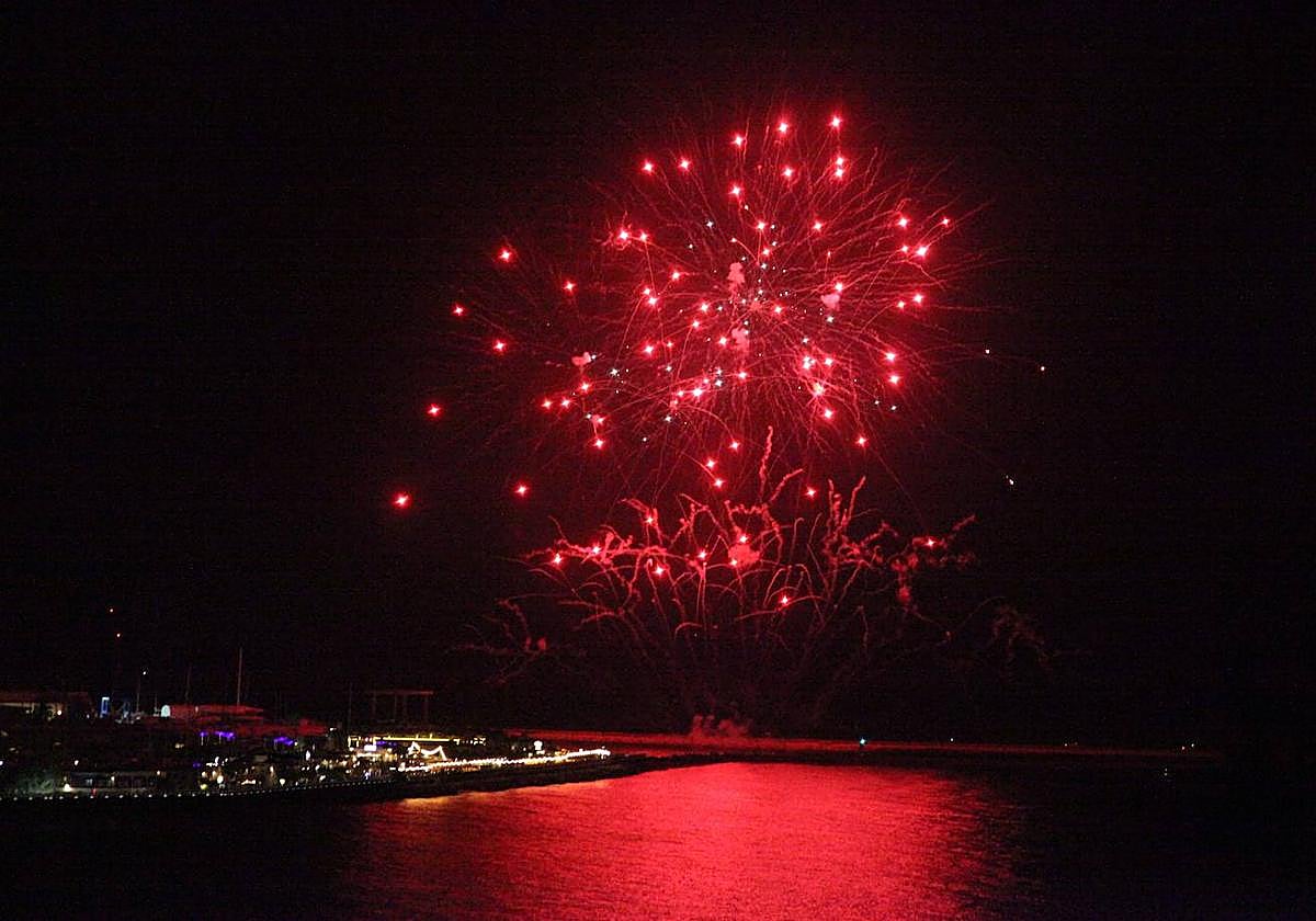 El Milagro de la Niebla y el castillo de fuegos artificiales despiden los Moros y Cristianos de Dénia