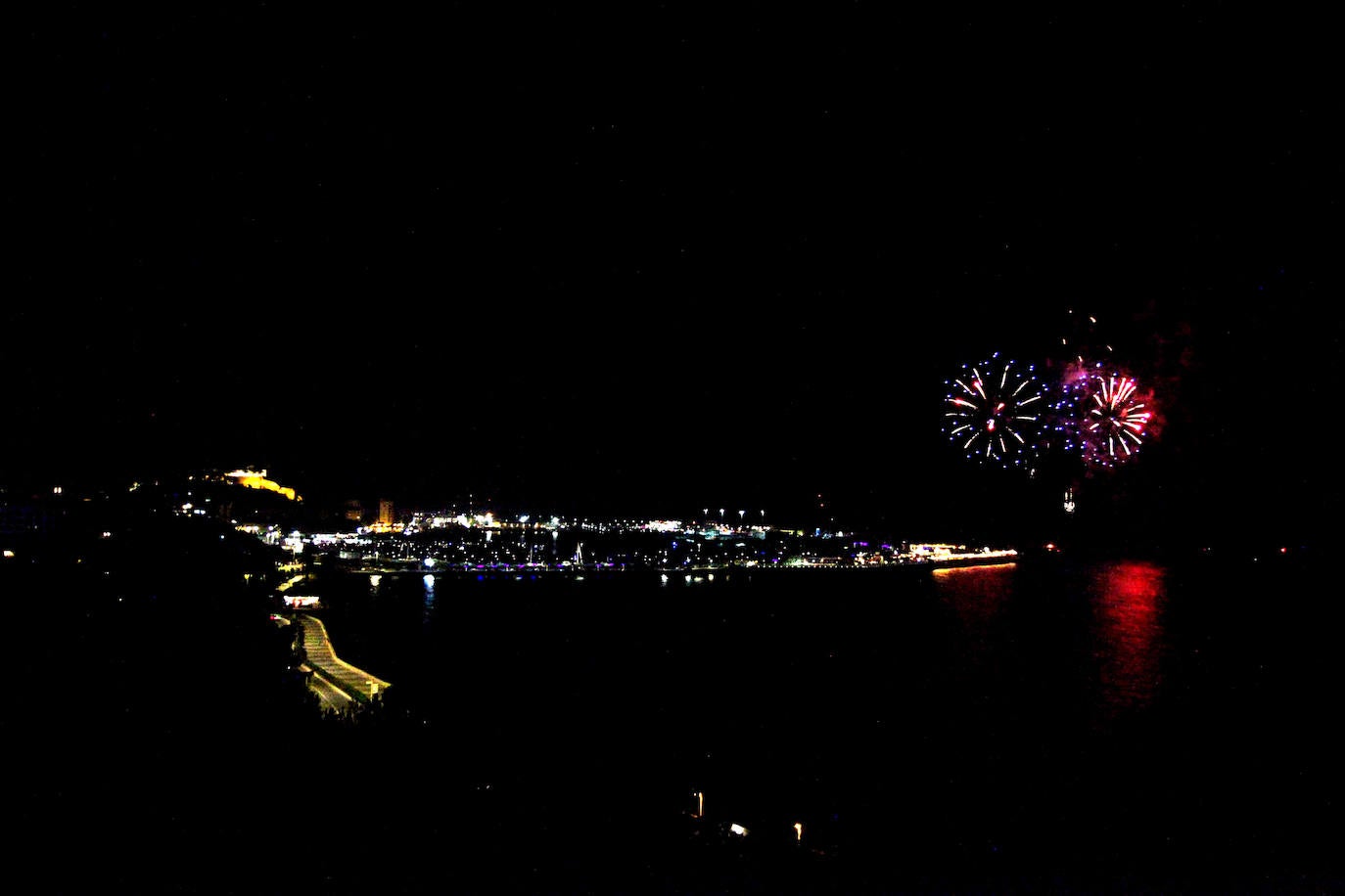 El Milagro de la Niebla y el castillo de fuegos artificiales despiden los Moros y Cristianos de Dénia