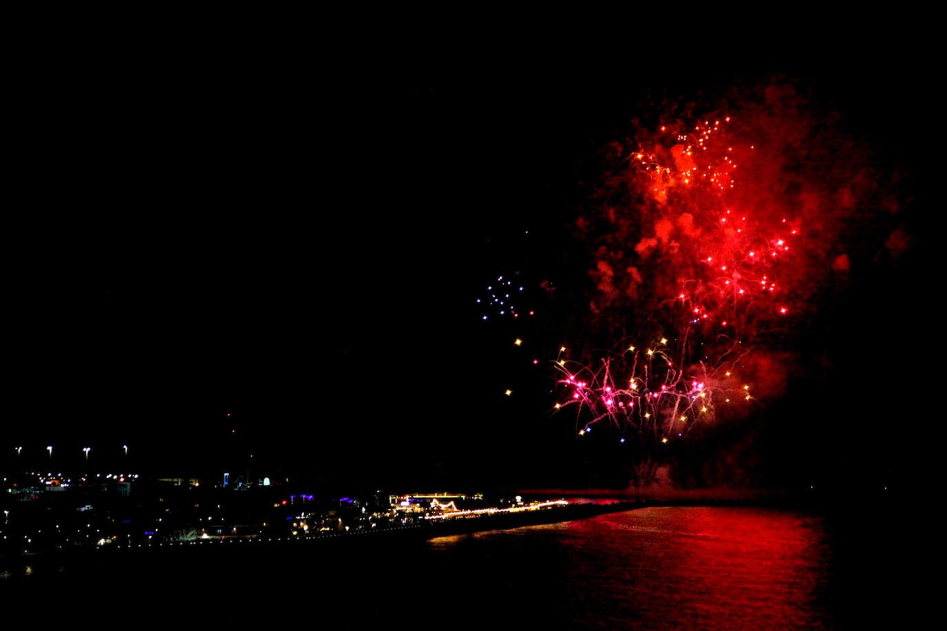 El Milagro de la Niebla y el castillo de fuegos artificiales despiden los Moros y Cristianos de Dénia