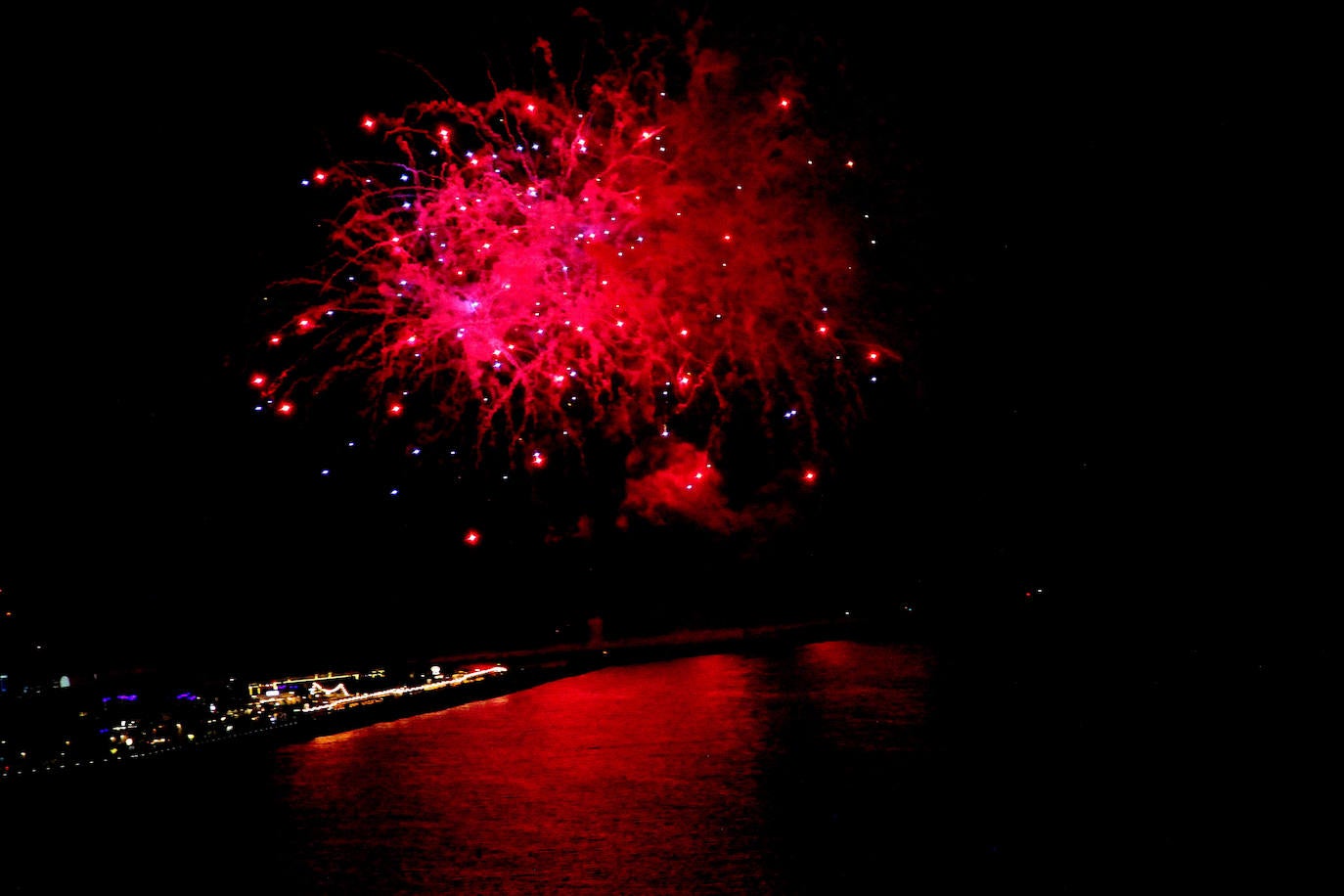 El Milagro de la Niebla y el castillo de fuegos artificiales despiden los Moros y Cristianos de Dénia