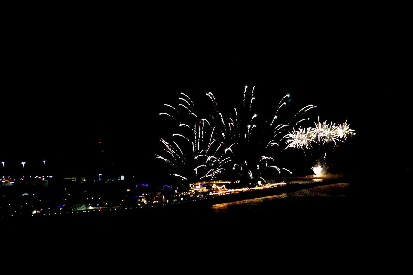 El Milagro de la Niebla y el castillo de fuegos artificiales despiden los Moros y Cristianos de Dénia