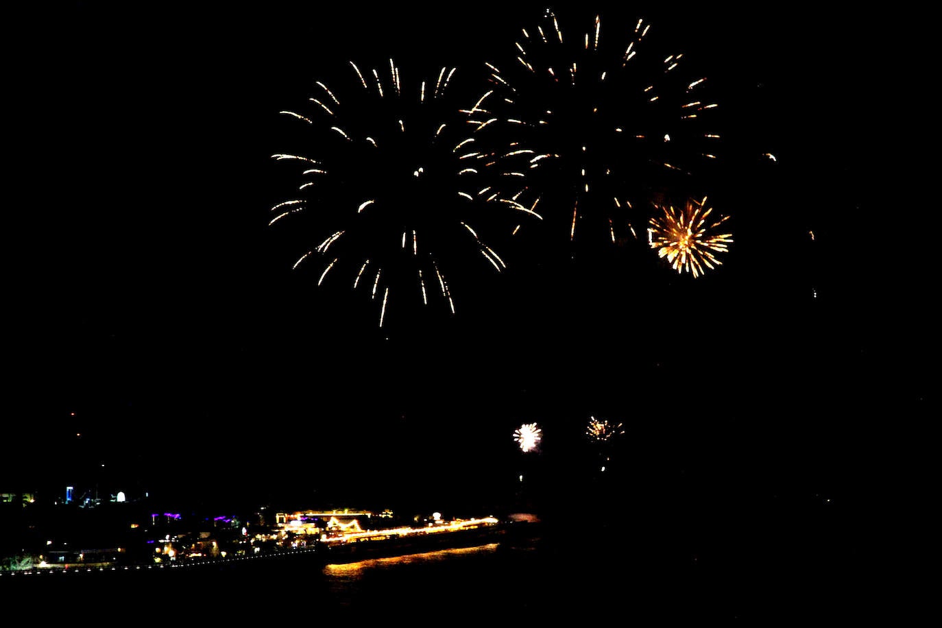 El Milagro de la Niebla y el castillo de fuegos artificiales despiden los Moros y Cristianos de Dénia