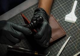 Un hombre trabajando en la fabricación de un artículo de cuero.