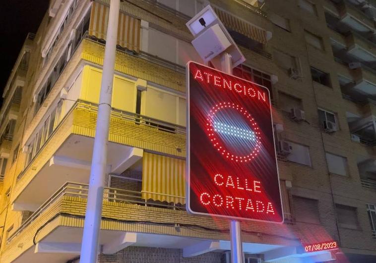 El Ayuntamiento instala señales de tráfico luminosas en Torrevieja