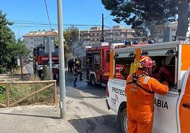 Efectivos de la Policía Local, los bomberos y Protección Civil en el lugar del incendio.