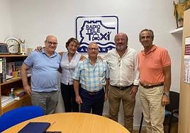 Los principales responsables de APHA y Radio Tele Taxi Alicante.