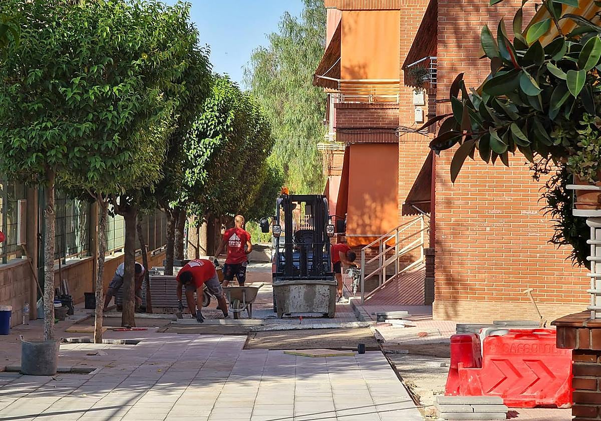 Las obras en la calle Los Naranjos, en el barrio de Almafrá, Elda.