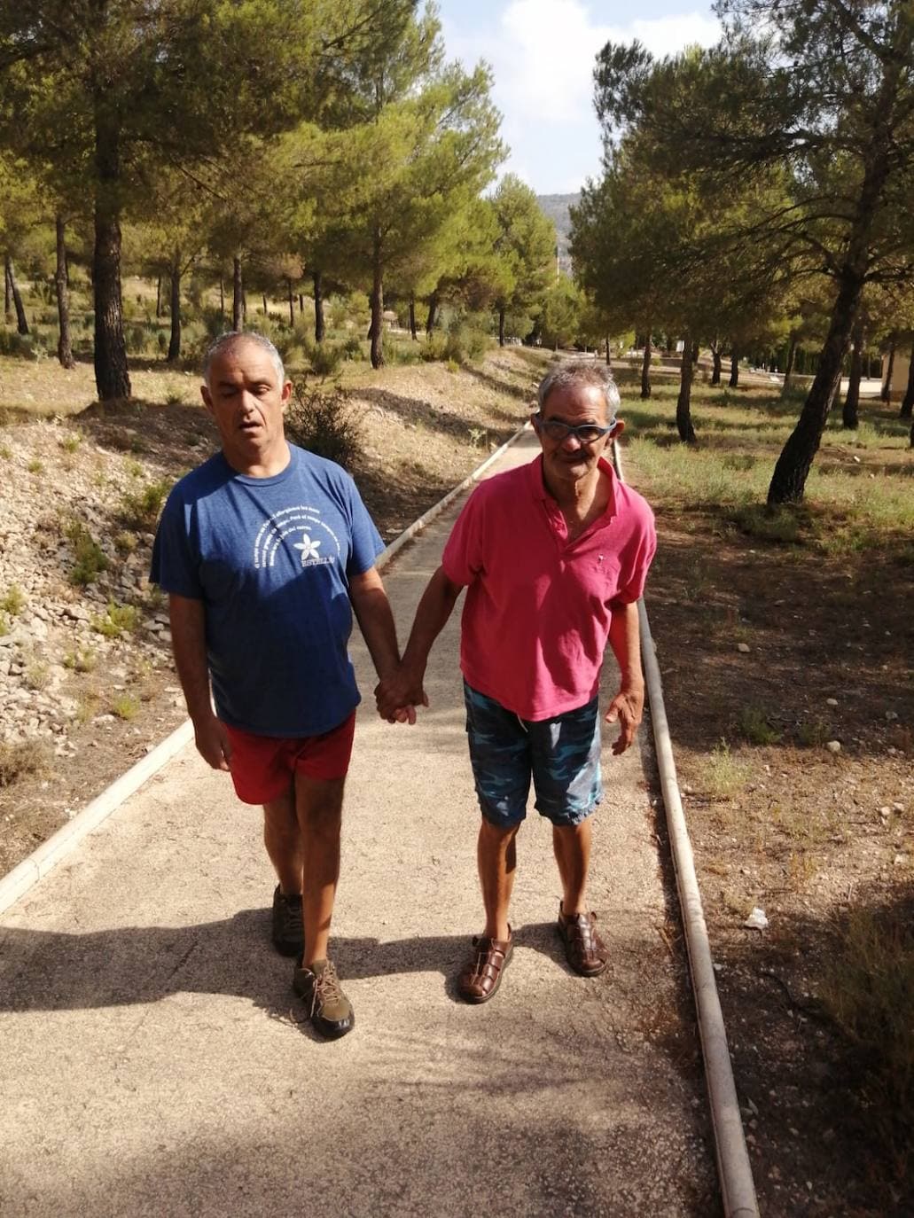 Dos personas dando un paseo por el Espacio Natural de L'Avaiol.