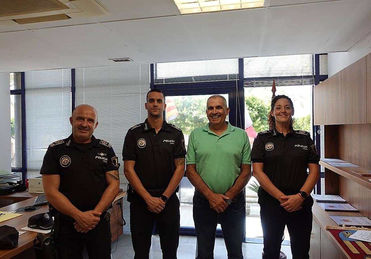 Los nuevos agentes con el alcalde de San Fulgencio, José María Ballester, y el comisario jefe, Cristóbal Rodríguez.