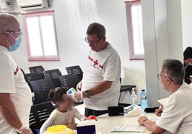 Atención de los servicios médicos de la niña que iba a bordo de la patera