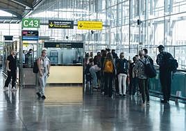 Cola de espera en el aeropuerto Alicante-Elche.