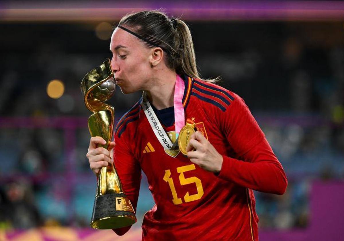 Eva Navarro celebra la victoria en la final de la Copa del Mundo.