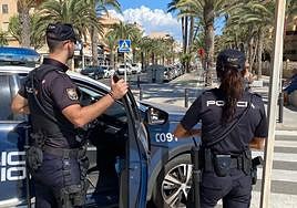 Dos agentes de la Policía Nacional en Elche.