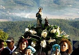 Procesión de la Virgen de los Lirios en la Font Roja.