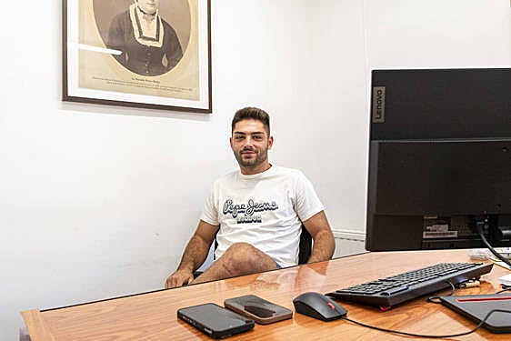 El retrato de la primera alcaldesa de España preside el despacho de Alejandro en Quatretondeta.