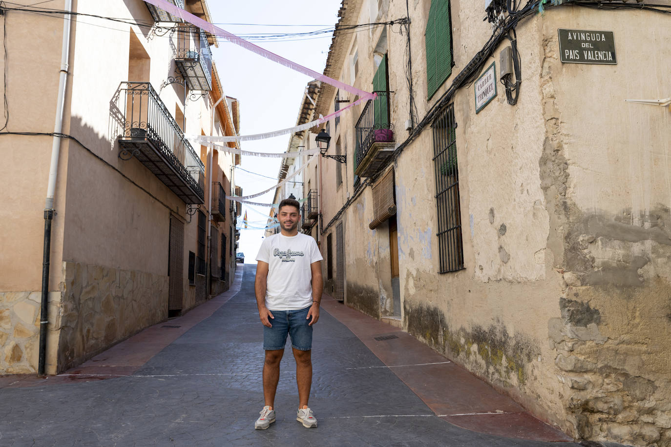 Montava en una calle de Quatretondeta, engalanada para fiestas.