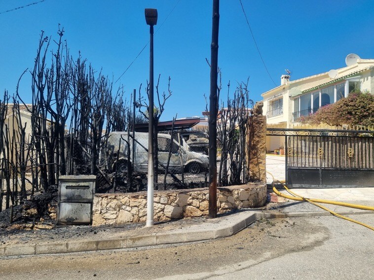 Vuelven a casa los 40 desalojados por el incendio de una urbanización en Xàbia