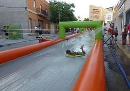 100 metros de lona gris cubrirán una de las calles más emblemáticas del municipio