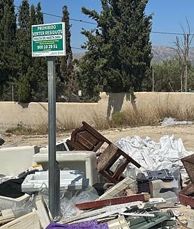 Imagen secundaria 2 - Basura acumulada en la partida de Boqueres y en el Pozo de San Antonio